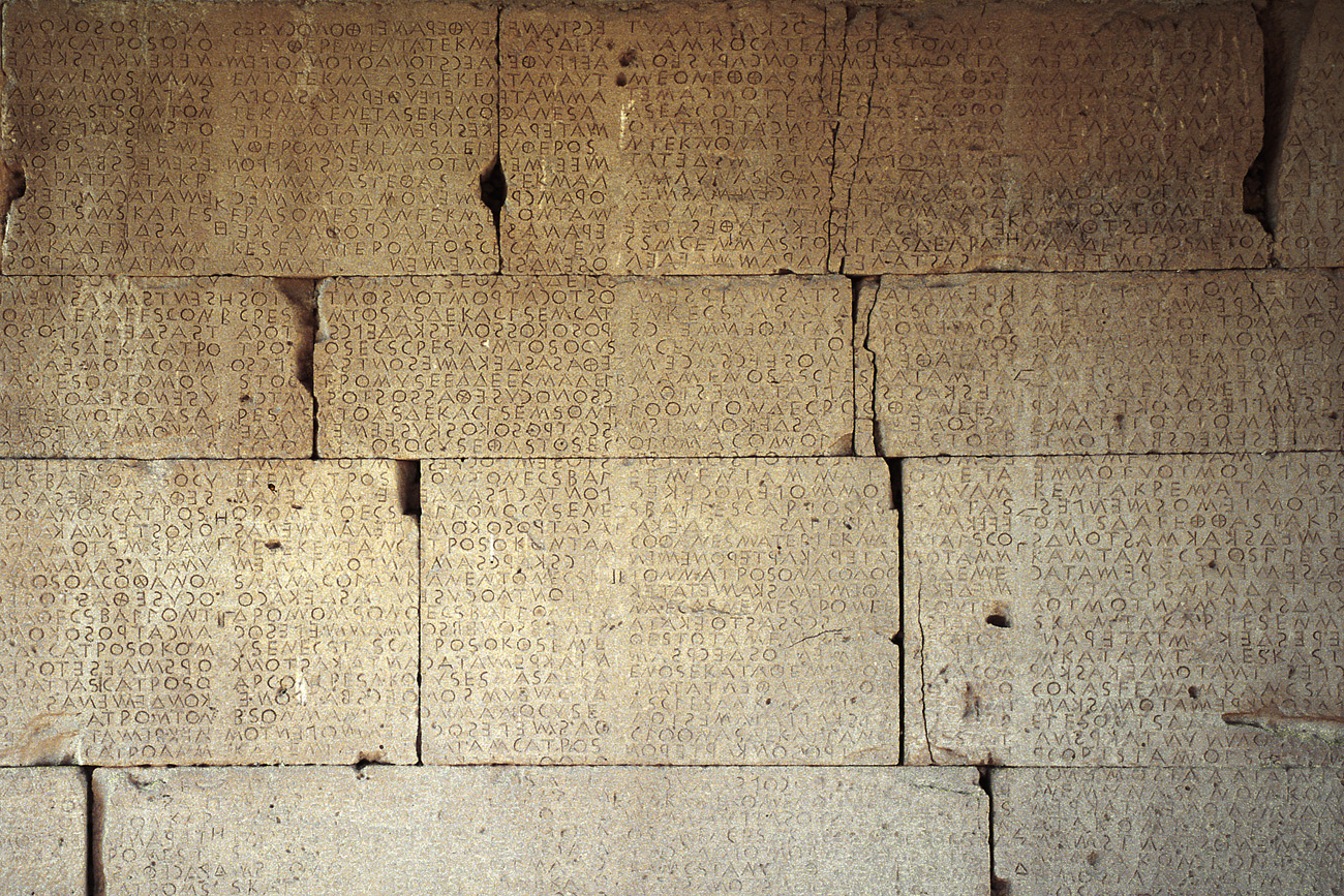 crete127 gortyne grde inscript.jpg - Sud Est, Gortyne Détail de la fameuse grande inscription (400 lignes écrites en boustrophédon) Elite Chrome 100